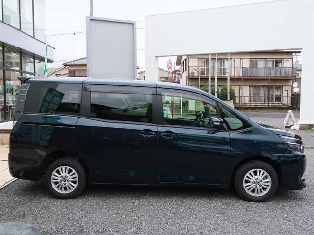 トヨタ ヴォクシー V 千葉県 2016(平28)年 3.4万km ブラッキッシュアゲハガラスフレーク 純正9インチSDナビ/・バックカメラ /・フルセグTV/・CD/DVD再生/・Bluetooth/・AM/FMラジオ/純正フリップダウンモニター/両側パワースライドドア/トヨタセーフティセンス/・クルーズコントロール/・プリクラッシュセーフティ/・オートマチックハイビーム/・レーンディパーチャーアラート/ETC/ドライブレコーダー/ステアリングスイッチ/革巻きステアリング&シフトノブ/プッシュスタート/ドアバイザー/ゴムマット/保証書/スペアキー