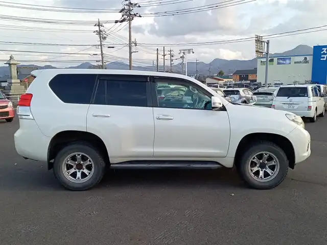 トヨタ ランドクルーザー プラド TX Lパッケージ 福井県 2011(平23)年 9.7万km ホワイトパールクリスタルシャイン 4WD/社外HDDナビ（CN-HW860D）/・（ワンセグTV/CD/DVD/Bluetooth）/バックカメラ/電動格納サードシート/クルーズコントロール/前後コーナーセンサー/前席シートヒーター/前席パワーシート/ETC/エンジンスタートボタン/純正フロアマット/オートライト/スマートキー