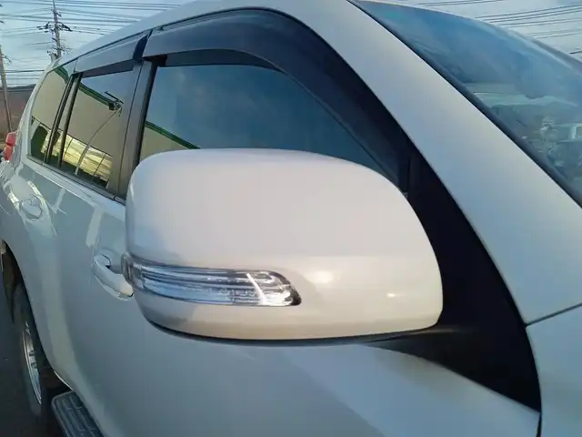 トヨタ ランドクルーザー プラド TX Lパッケージ 福井県 2011(平23)年 9.7万km ホワイトパールクリスタルシャイン 4WD/社外HDDナビ（CN-HW860D）/・（ワンセグTV/CD/DVD/Bluetooth）/バックカメラ/電動格納サードシート/クルーズコントロール/前後コーナーセンサー/前席シートヒーター/前席パワーシート/ETC/エンジンスタートボタン/純正フロアマット/オートライト/スマートキー