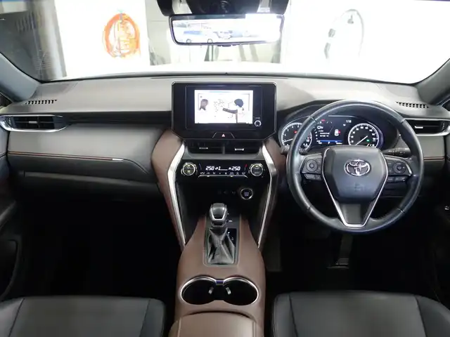 トヨタ ハリアー G 静岡県 2023(令5)年 3.1万km プラチナホワイトパールマイカ ワンオーナー・禁煙車/セーフティーセンス/　プリクラッシュセーフティー/　レーダークルーズコントロール/　ロードサインアシスト/　ドライバー異常時タイオウ/　レーントレーシングアシスト/　アダプティブハイビーム/　カーブ速度抑制/LEDヘッドライト/デジタルインナーミラー/パワーバックドア/運転席パワーシート/8インチコネクティッドナビ対応/　ディスプレイオーディオ/　地デジ・USB・アップルカープレイ/　バックカメラ・ビルトインETC2.0/純正フロアマット