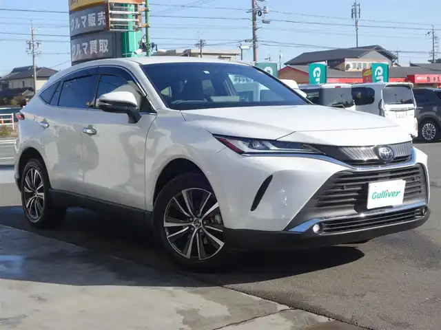 トヨタ ハリアー G 静岡県 2023(令5)年 3.1万km プラチナホワイトパールマイカ ワンオーナー・禁煙車/セーフティーセンス/　プリクラッシュセーフティー/　レーダークルーズコントロール/　ロードサインアシスト/　ドライバー異常時タイオウ/　レーントレーシングアシスト/　アダプティブハイビーム/　カーブ速度抑制/LEDヘッドライト/デジタルインナーミラー/パワーバックドア/運転席パワーシート/8インチコネクティッドナビ対応/　ディスプレイオーディオ/　地デジ・USB・アップルカープレイ/　バックカメラ・ビルトインETC2.0/純正フロアマット