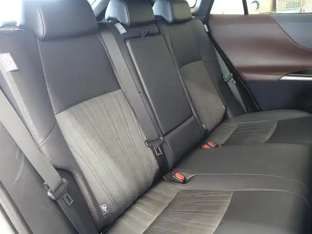 トヨタ ハリアー G 静岡県 2023(令5)年 3.1万km プラチナホワイトパールマイカ ワンオーナー・禁煙車/セーフティーセンス/　プリクラッシュセーフティー/　レーダークルーズコントロール/　ロードサインアシスト/　ドライバー異常時タイオウ/　レーントレーシングアシスト/　アダプティブハイビーム/　カーブ速度抑制/LEDヘッドライト/デジタルインナーミラー/パワーバックドア/運転席パワーシート/8インチコネクティッドナビ対応/　ディスプレイオーディオ/　地デジ・USB・アップルカープレイ/　バックカメラ・ビルトインETC2.0/純正フロアマット