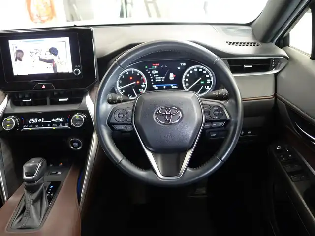 トヨタ ハリアー G 静岡県 2023(令5)年 3.1万km プラチナホワイトパールマイカ ワンオーナー・禁煙車/セーフティーセンス/　プリクラッシュセーフティー/　レーダークルーズコントロール/　ロードサインアシスト/　ドライバー異常時タイオウ/　レーントレーシングアシスト/　アダプティブハイビーム/　カーブ速度抑制/LEDヘッドライト/デジタルインナーミラー/パワーバックドア/運転席パワーシート/8インチコネクティッドナビ対応/　ディスプレイオーディオ/　地デジ・USB・アップルカープレイ/　バックカメラ・ビルトインETC2.0/純正フロアマット