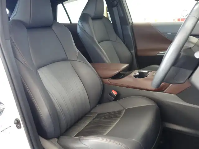 トヨタ ハリアー G 静岡県 2023(令5)年 3.1万km プラチナホワイトパールマイカ ワンオーナー・禁煙車/セーフティーセンス/　プリクラッシュセーフティー/　レーダークルーズコントロール/　ロードサインアシスト/　ドライバー異常時タイオウ/　レーントレーシングアシスト/　アダプティブハイビーム/　カーブ速度抑制/LEDヘッドライト/デジタルインナーミラー/パワーバックドア/運転席パワーシート/8インチコネクティッドナビ対応/　ディスプレイオーディオ/　地デジ・USB・アップルカープレイ/　バックカメラ・ビルトインETC2.0/純正フロアマット