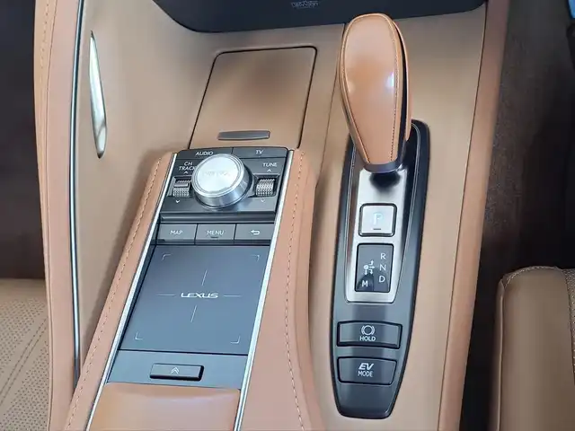 レクサス ＬＣ 500h Lパッケージ 大阪府 2020(令2)年 0.7万km ラディアントレッドコントラストレイヤリング /禁煙車//ワンオーナー//メーカーオプション/・有償色ラディアントコントラストレイヤリング(3T5)/・マークレビンソンオーディオ/・カラーヘッドアップディスプレイ/・鍛造21インチアルミ・ランフラットタイヤ//純正メモリナビ/・フルセグTV・Bluetooth・CD・DVD・AM・FM・SD・AUX・USB//バックカメラ//オーカー内装色//セミアニリン本革シート//前席シートヒーター・エアシート//運転席メモリー付パワーシート//レーダークルーズコントロール//ブラインドスポットモニター//レーンキープアシスト//タイヤ空気圧警告システム//クリアランスソナー//ガラスルーフ//ビルトインETC2.0//ステアリングヒーター//プッシュスタート//スペアキー//保証書//取扱説明書