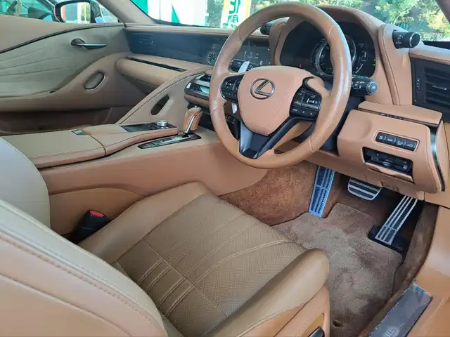 レクサス ＬＣ 500h Lパッケージ 大阪府 2020(令2)年 0.7万km ラディアントレッドコントラストレイヤリング /禁煙車//ワンオーナー//メーカーオプション/・有償色ラディアントコントラストレイヤリング(3T5)/・マークレビンソンオーディオ/・カラーヘッドアップディスプレイ/・鍛造21インチアルミ・ランフラットタイヤ//純正メモリナビ/・フルセグTV・Bluetooth・CD・DVD・AM・FM・SD・AUX・USB//バックカメラ//オーカー内装色//セミアニリン本革シート//前席シートヒーター・エアシート//運転席メモリー付パワーシート//レーダークルーズコントロール//ブラインドスポットモニター//レーンキープアシスト//タイヤ空気圧警告システム//クリアランスソナー//ガラスルーフ//ビルトインETC2.0//ステアリングヒーター//プッシュスタート//スペアキー//保証書//取扱説明書