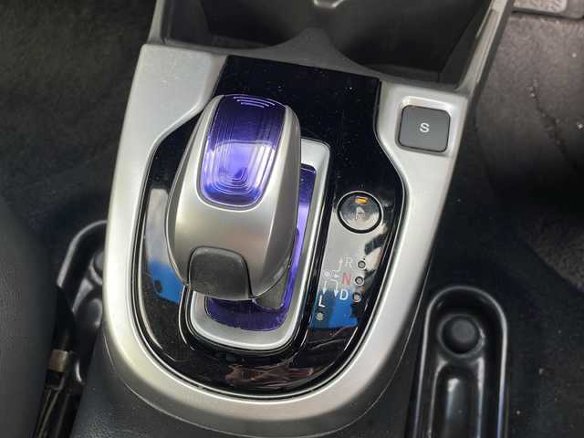 ホンダ フィット ハイブリット Lパッケージ 宮崎県 2015(平27)年 9.1万km アラバスターシルバーメタリック 純正メモリーナビ/ワンセグテレビ/バックカメラ/クルーズコントロール/プッシュスタート/ETC/CDチェンジャー/パワーウインドウ/パワーステアリング/スマートキー/純正フロアマット/純正アルミホイール