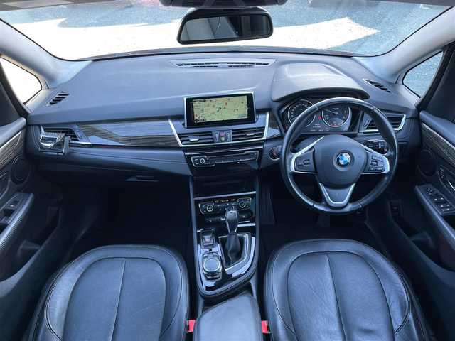 ＢＭＷ ２１８ｄ グランツアラー ラグジュアリー 山梨県 2015(平27)年 5.2万km 赤 純正メモリナビ/・DVD/CD/FM/AM/Bluetooth/バックカメラ/クルーズコントロール/革巻きステアリング/ステアリングリモコン/シートヒーター（D席+N席）/パワーシート（D席+N席）/黒色レザーシート/前後コーナーセンサー/LEDヘッドライト/オートライト/オートエアコン/スマートキー/プッシュスタート/12V電源/純正17インチアルミホイール/取扱説明書/保証書