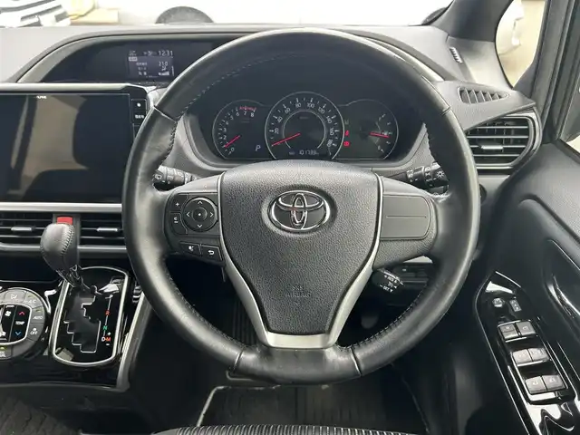 トヨタ ヴォクシー ZS 煌 滋賀県 2017(平29)年 10.2万km 黒 ワンオーナー/純正ナビ/フルセグテレビ/ETC/クルーズコントロール/ドアバイザー/両側パワースライドドア/バックカメラ/アイドリングストップ/アルミホイール16インチ/LEDフロントフォグランプ/バックドアガーニッシュ/社外16インチアルミ・スタッドレス