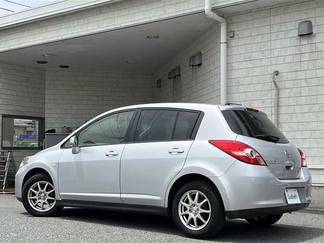 日産 ティーダ 15M SV +プラズマ 神奈川県 2012(平24)年 6.8万km ブリリアントシルバー 純正ディーラーナビ(CD/BT/ワンセグTV)/オートエアコン/Wエアバック/オートライト/純正フロアマット/ETC/保証書/取扱説明書