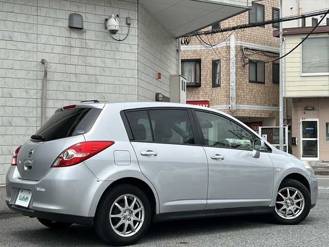 日産 ティーダ 15M SV +プラズマ 神奈川県 2012(平24)年 6.8万km ブリリアントシルバー 純正ディーラーナビ(CD/BT/ワンセグTV)/オートエアコン/Wエアバック/オートライト/純正フロアマット/ETC/保証書/取扱説明書