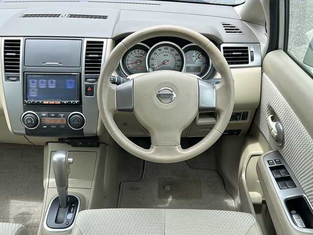 日産 ティーダ 15M SV +プラズマ 神奈川県 2012(平24)年 6.8万km ブリリアントシルバー 純正ディーラーナビ(CD/BT/ワンセグTV)/オートエアコン/Wエアバック/オートライト/純正フロアマット/ETC/保証書/取扱説明書