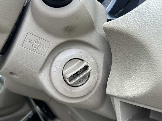 日産 ティーダ 15M SV +プラズマ 神奈川県 2012(平24)年 6.8万km ブリリアントシルバー 純正ディーラーナビ(CD/BT/ワンセグTV)/オートエアコン/Wエアバック/オートライト/純正フロアマット/ETC/保証書/取扱説明書