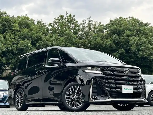 トヨタ ヴェルファイア ハイブリット Z プレミア 東京都 2024(令6)年 0.9万km ブラック ワンオーナー/デジタルインナーミラー/ユニバーサルステップ/寒冷地仕様/純正ディスプレイオーディオ/・コネクティッドナビ対応/・Bluetoothオーディオ/USBオーディオ/フルセグTV/13.2型有機EL後席ディスプレイ/プレミアムナッパ本革シート(サンセットブラウン)/左右独立ムーンルーフ/三眼LEDヘッドランプ/ブラインドスポットモニター/トヨタチームメイト/パノラミックビューモニター/デュアルパワースライドドア/パワーバックドア/取扱説明書/保証書/スペアキー1本/ディーラー点検記録簿/・6か月点検/R6.6/・12か月点検/R7.1