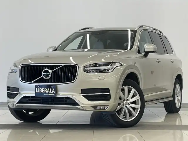 ボルボ ＸＣ９０ T5 AWD モーメンタム 岡山県 2017(平29)年 4.3万km ゴールド 純正SENSUS/360°カメラ/アップルカープレイ/アンドロイドオート/フルセグTV/Bluetooth/本革シート（ブロンド）/7シーター/ACC/自動ブレーキ/LKA/BLIS/車間警告/クロストラフィックアラート/パークアシスト/衝突回避アラート/RSI/コーナリングライト/アダプティブベンディングライト/セキュリティ/PDC/ランニングボード