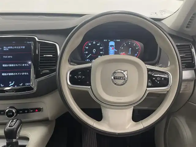 ボルボ ＸＣ９０ T5 AWD モーメンタム 岡山県 2017(平29)年 4.3万km ゴールド 純正SENSUS/360°カメラ/アップルカープレイ/アンドロイドオート/フルセグTV/Bluetooth/本革シート（ブロンド）/7シーター/ACC/自動ブレーキ/LKA/BLIS/車間警告/クロストラフィックアラート/パークアシスト/衝突回避アラート/RSI/コーナリングライト/アダプティブベンディングライト/セキュリティ/PDC/ランニングボード
