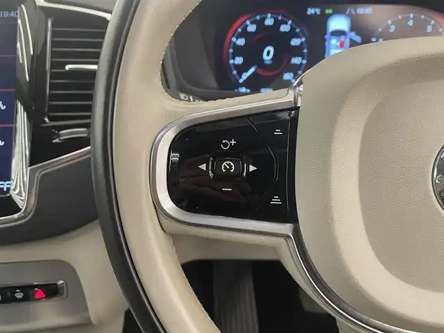 ボルボ ＸＣ９０ T5 AWD モーメンタム 岡山県 2017(平29)年 4.3万km ゴールド 純正SENSUS/360°カメラ/アップルカープレイ/アンドロイドオート/フルセグTV/Bluetooth/本革シート（ブロンド）/7シーター/ACC/自動ブレーキ/LKA/BLIS/車間警告/クロストラフィックアラート/パークアシスト/衝突回避アラート/RSI/コーナリングライト/アダプティブベンディングライト/セキュリティ/PDC/ランニングボード