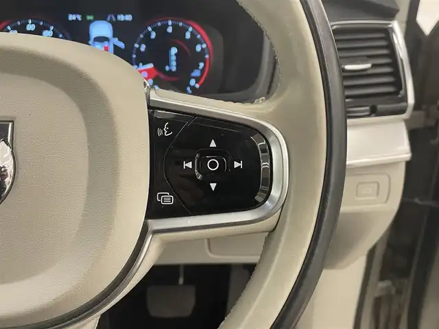 ボルボ ＸＣ９０ T5 AWD モーメンタム 岡山県 2017(平29)年 4.3万km ゴールド 純正SENSUS/360°カメラ/アップルカープレイ/アンドロイドオート/フルセグTV/Bluetooth/本革シート（ブロンド）/7シーター/ACC/自動ブレーキ/LKA/BLIS/車間警告/クロストラフィックアラート/パークアシスト/衝突回避アラート/RSI/コーナリングライト/アダプティブベンディングライト/セキュリティ/PDC/ランニングボード