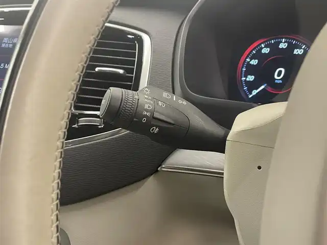 ボルボ ＸＣ９０ T5 AWD モーメンタム 岡山県 2017(平29)年 4.3万km ゴールド 純正SENSUS/360°カメラ/アップルカープレイ/アンドロイドオート/フルセグTV/Bluetooth/本革シート（ブロンド）/7シーター/ACC/自動ブレーキ/LKA/BLIS/車間警告/クロストラフィックアラート/パークアシスト/衝突回避アラート/RSI/コーナリングライト/アダプティブベンディングライト/セキュリティ/PDC/ランニングボード