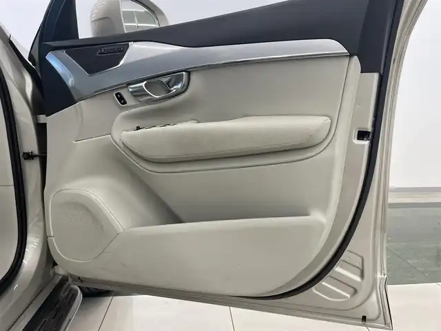 ボルボ ＸＣ９０ T5 AWD モーメンタム 岡山県 2017(平29)年 4.3万km ゴールド 純正SENSUS/360°カメラ/アップルカープレイ/アンドロイドオート/フルセグTV/Bluetooth/本革シート（ブロンド）/7シーター/ACC/自動ブレーキ/LKA/BLIS/車間警告/クロストラフィックアラート/パークアシスト/衝突回避アラート/RSI/コーナリングライト/アダプティブベンディングライト/セキュリティ/PDC/ランニングボード