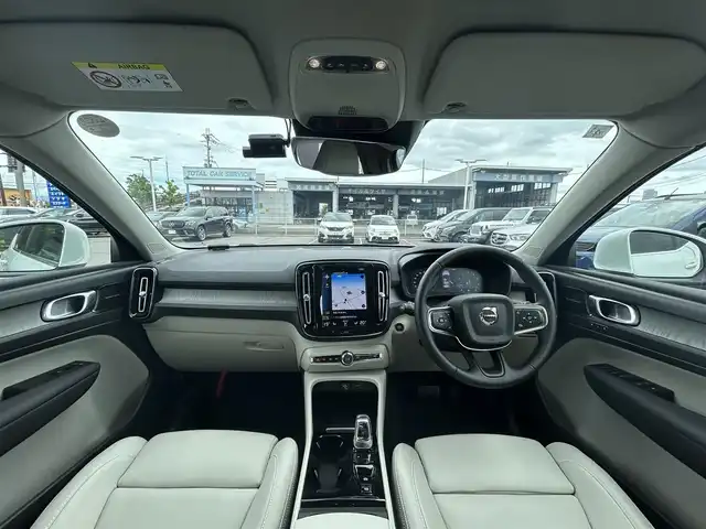 ボルボ ＸＣ４０ B4 AWD インスクリプション 滋賀県 2021(令3)年 0.9万km パール ワンオーナー/純正ナビ/フルセグテレビ/360°カメラ/ドラレコ/ハーマンカードン/シートヒーター/パワーバックドア/ワイヤレスチャージ/白レザーシート/LEDヘッドライト
