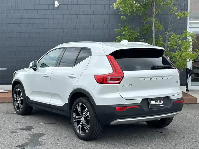 ボルボ ＸＣ４０ B4 AWD インスクリプション 滋賀県 2021(令3)年 0.9万km パール ワンオーナー/純正ナビ/フルセグテレビ/360°カメラ/ドラレコ/ハーマンカードン/シートヒーター/パワーバックドア/ワイヤレスチャージ/白レザーシート/LEDヘッドライト