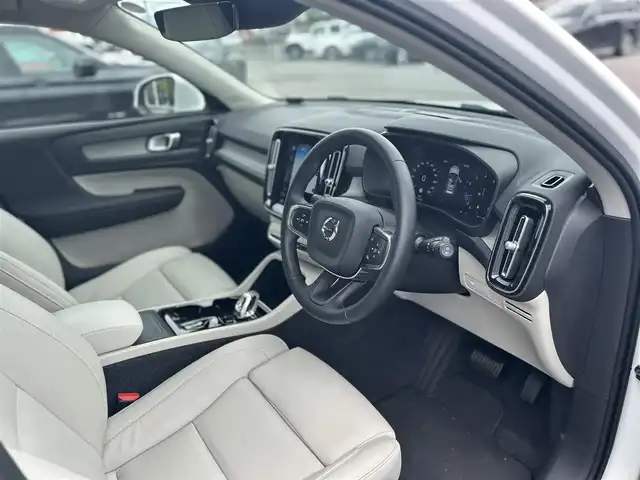 ボルボ ＸＣ４０ B4 AWD インスクリプション 滋賀県 2021(令3)年 0.9万km パール ワンオーナー/純正ナビ/フルセグテレビ/360°カメラ/ドラレコ/ハーマンカードン/シートヒーター/パワーバックドア/ワイヤレスチャージ/白レザーシート/LEDヘッドライト