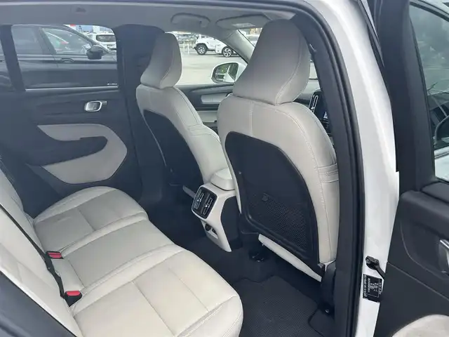 ボルボ ＸＣ４０ B4 AWD インスクリプション 滋賀県 2021(令3)年 0.9万km パール ワンオーナー/純正ナビ/フルセグテレビ/360°カメラ/ドラレコ/ハーマンカードン/シートヒーター/パワーバックドア/ワイヤレスチャージ/白レザーシート/LEDヘッドライト