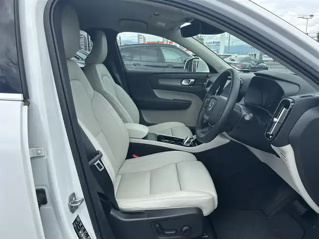 ボルボ ＸＣ４０ B4 AWD インスクリプション 滋賀県 2021(令3)年 0.9万km パール ワンオーナー/純正ナビ/フルセグテレビ/360°カメラ/ドラレコ/ハーマンカードン/シートヒーター/パワーバックドア/ワイヤレスチャージ/白レザーシート/LEDヘッドライト