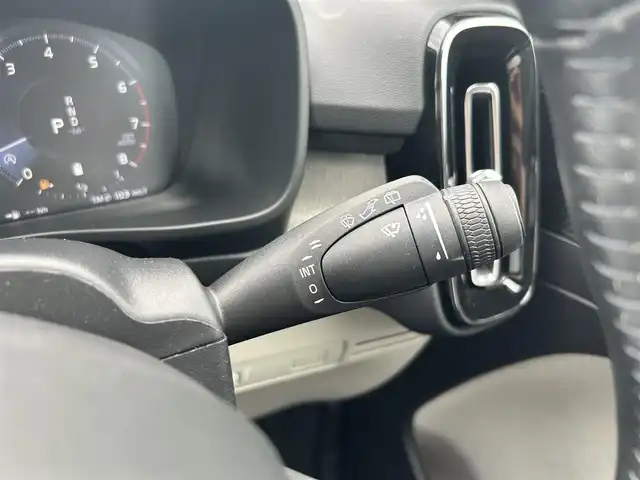 ボルボ ＸＣ４０ B4 AWD インスクリプション 滋賀県 2021(令3)年 0.9万km パール ワンオーナー/純正ナビ/フルセグテレビ/360°カメラ/ドラレコ/ハーマンカードン/シートヒーター/パワーバックドア/ワイヤレスチャージ/白レザーシート/LEDヘッドライト