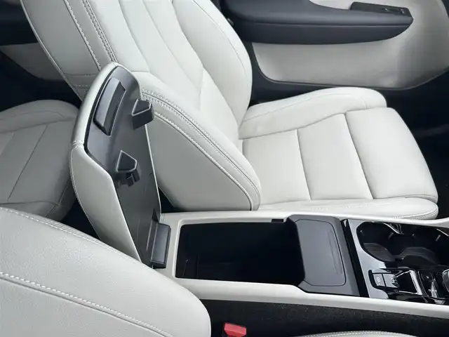 ボルボ ＸＣ４０ B4 AWD インスクリプション 滋賀県 2021(令3)年 0.9万km パール ワンオーナー/純正ナビ/フルセグテレビ/360°カメラ/ドラレコ/ハーマンカードン/シートヒーター/パワーバックドア/ワイヤレスチャージ/白レザーシート/LEDヘッドライト