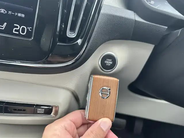 ボルボ ＸＣ４０ B4 AWD インスクリプション 滋賀県 2021(令3)年 0.9万km パール ワンオーナー/純正ナビ/フルセグテレビ/360°カメラ/ドラレコ/ハーマンカードン/シートヒーター/パワーバックドア/ワイヤレスチャージ/白レザーシート/LEDヘッドライト