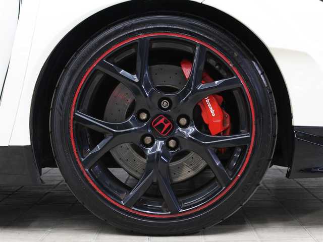 ホンダ シビック タイプR 三重県 2016(平28)年 4.9万km チャンピオンシップホワイト 750台限定車/アイドリングストップ/＋Rスイッチ/6MT/カロッツェリアメモリナビ /　地デジTV/CD/DVD/Bluetooth/バックカメラ/カロッツェリアドライブレコーダー/レーダー探知機(AR-G10A)/クルーズコントロール/ETC/LEDヘッドランプ/・オートライト/フォグランプ/純正19インチベルリナブラックホイール/brembo製ベンチレーテッドフロントディスクブレーキ/brembo製アルミ対向4ポッドキャリパー/オーバーフェンダー/ベルリナブラックサイドシルスポイラー/プッシュエンジンスタート/スマートキー×2