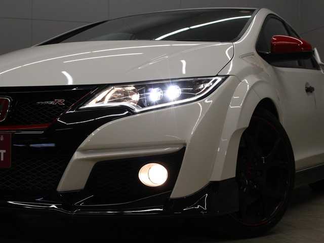ホンダ シビック タイプR 三重県 2016(平28)年 4.9万km チャンピオンシップホワイト 750台限定車/アイドリングストップ/＋Rスイッチ/6MT/カロッツェリアメモリナビ /　地デジTV/CD/DVD/Bluetooth/バックカメラ/カロッツェリアドライブレコーダー/レーダー探知機(AR-G10A)/クルーズコントロール/ETC/LEDヘッドランプ/・オートライト/フォグランプ/純正19インチベルリナブラックホイール/brembo製ベンチレーテッドフロントディスクブレーキ/brembo製アルミ対向4ポッドキャリパー/オーバーフェンダー/ベルリナブラックサイドシルスポイラー/プッシュエンジンスタート/スマートキー×2