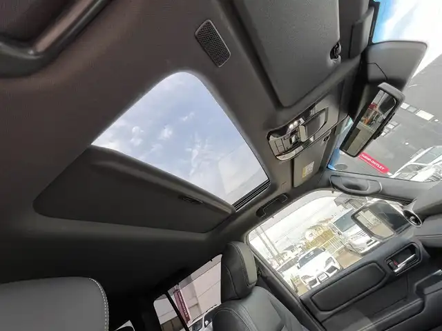 トヨタ ランドクルーザー ２５０ VX 群馬県 2024(令6)年 0.8万km プラチナホワイトパールマイカ サンルーフ/純正ナビ/CD・DVD・Bluetooth・FM・AM・USB・HDMI/追従クルコン/全方位カメラ/シートエアコンD/N席/ハンドルヒーター/パワーシート/電動リアゲート/ETC2.0/電動ブレーキ/トヨタセーフティーセンス/レーンキープアシスト/ブラインドスポットモニター/衝突軽減ブレーキ/ＬＥＤライト/オートライト/オートハイビーム/デジタルインナーミラー/純正フロアマット/ドアバイザー/純正AW/横滑り防止