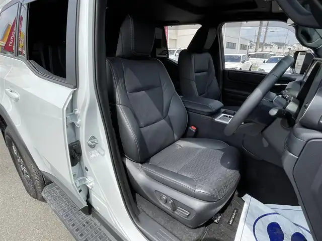トヨタ ランドクルーザー ２５０ VX 群馬県 2024(令6)年 0.8万km プラチナホワイトパールマイカ サンルーフ/純正ナビ/CD・DVD・Bluetooth・FM・AM・USB・HDMI/追従クルコン/全方位カメラ/シートエアコンD/N席/ハンドルヒーター/パワーシート/電動リアゲート/ETC2.0/電動ブレーキ/トヨタセーフティーセンス/レーンキープアシスト/ブラインドスポットモニター/衝突軽減ブレーキ/ＬＥＤライト/オートライト/オートハイビーム/デジタルインナーミラー/純正フロアマット/ドアバイザー/純正AW/横滑り防止