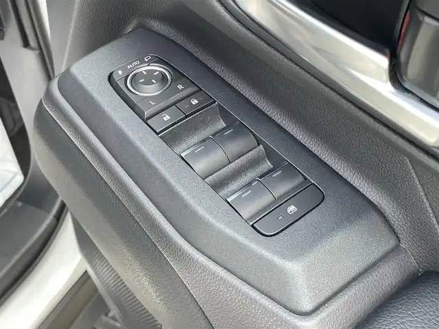 トヨタ ランドクルーザー ２５０ VX 群馬県 2024(令6)年 0.8万km プラチナホワイトパールマイカ サンルーフ/純正ナビ/CD・DVD・Bluetooth・FM・AM・USB・HDMI/追従クルコン/全方位カメラ/シートエアコンD/N席/ハンドルヒーター/パワーシート/電動リアゲート/ETC2.0/電動ブレーキ/トヨタセーフティーセンス/レーンキープアシスト/ブラインドスポットモニター/衝突軽減ブレーキ/ＬＥＤライト/オートライト/オートハイビーム/デジタルインナーミラー/純正フロアマット/ドアバイザー/純正AW/横滑り防止