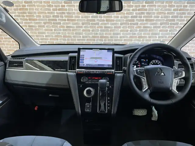 三菱 デリカＤ：５ シャモニー 岩手県 2025(令7)年 0.1千km グラファイトグレーメタリック/ブラックマイカ 登録済未使用車/特別仕様車/４WD/ディーゼルターボ/純正アクセサリーALPINE製１１インチナビ/リヤモニター取り付けパッケージ/マルチアラウンドモニター/撥水機能付き専用シート/両側パワースライドドア/エレクトリックテールゲート/e-Assist/衝突被害軽減ブレーキシステム/車線逸脱警報システム/レーダークルーズコントロール/オートマチックハイビーム/誤発進抑制機能/ブラインドスポットウォーニング/リヤクロストラフィックアラート/ブレーキオートホールド/横滑り防止装置/アイドリングストップ/パドルシフト/運転席パワーシート/前席シートヒーター/ステアリングヒーター/フルセグTV/AC100V100Wコンセント/専用１８インチアルミホイール/マルチLEDヘッドライト