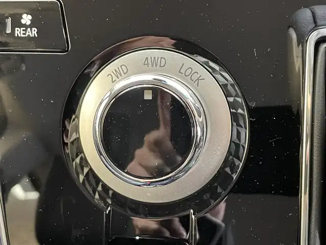 三菱 デリカＤ：５ シャモニー 岩手県 2025(令7)年 0.1千km グラファイトグレーメタリック/ブラックマイカ 登録済未使用車/特別仕様車/４WD/ディーゼルターボ/純正アクセサリーALPINE製１１インチナビ/リヤモニター取り付けパッケージ/マルチアラウンドモニター/撥水機能付き専用シート/両側パワースライドドア/エレクトリックテールゲート/e-Assist/衝突被害軽減ブレーキシステム/車線逸脱警報システム/レーダークルーズコントロール/オートマチックハイビーム/誤発進抑制機能/ブラインドスポットウォーニング/リヤクロストラフィックアラート/ブレーキオートホールド/横滑り防止装置/アイドリングストップ/パドルシフト/運転席パワーシート/前席シートヒーター/ステアリングヒーター/フルセグTV/AC100V100Wコンセント/専用１８インチアルミホイール/マルチLEDヘッドライト