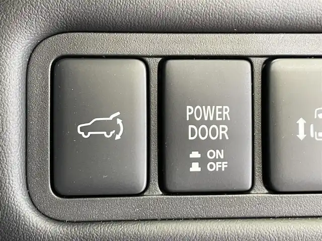 三菱 デリカＤ：５ シャモニー 岩手県 2025(令7)年 0.1千km グラファイトグレーメタリック/ブラックマイカ 登録済未使用車/特別仕様車/４WD/ディーゼルターボ/純正アクセサリーALPINE製１１インチナビ/リヤモニター取り付けパッケージ/マルチアラウンドモニター/撥水機能付き専用シート/両側パワースライドドア/エレクトリックテールゲート/e-Assist/衝突被害軽減ブレーキシステム/車線逸脱警報システム/レーダークルーズコントロール/オートマチックハイビーム/誤発進抑制機能/ブラインドスポットウォーニング/リヤクロストラフィックアラート/ブレーキオートホールド/横滑り防止装置/アイドリングストップ/パドルシフト/運転席パワーシート/前席シートヒーター/ステアリングヒーター/フルセグTV/AC100V100Wコンセント/専用１８インチアルミホイール/マルチLEDヘッドライト