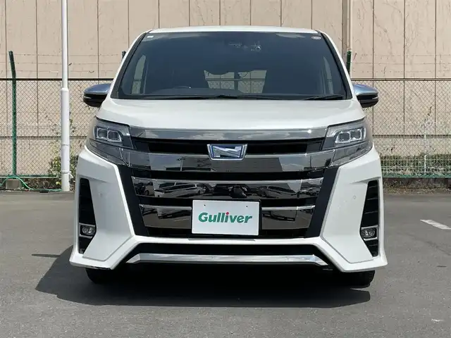 トヨタ ノア ハイブリッド Si ダブルバイビーⅢ 東京都 2021(令3)年 5.2万km ホワイトパールクリスタルシャイン 純正10型メモリナビ＆フルセグ /・BluetoothAudio/・CD/SD/DVD/AM/FM/純正12型後席モニター /両側パワースライドドア /トヨタセーフティセンス /（衝突回避支援パッケージ）/・プリクラシュセーフティシステム/・レーンディパーチャーアラート/・オートマチックハイビーム/・先行車発進お知らせ機能/ハーフレザーシート /・前席シートヒーター /LEDヘッドライト /LEDフォグランプ /パーキングサポート/インテリジェントクリアランスソナー/クルーズコントロール/プッシュエンジンスタート/前後ドライブレコーダー/保証書＆取説