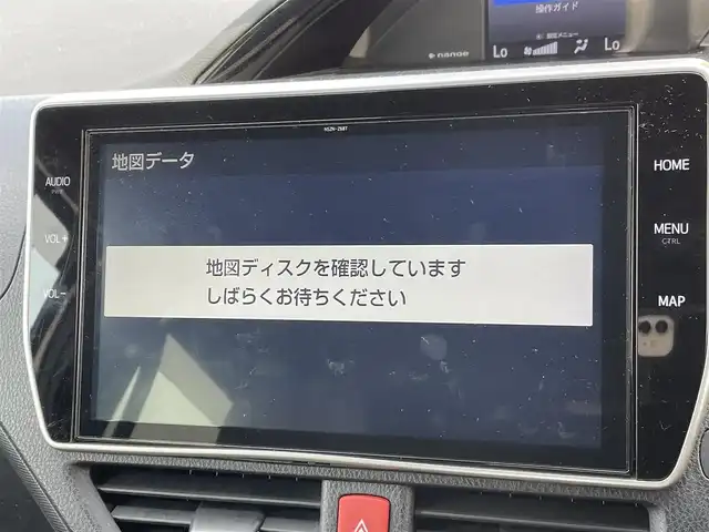 トヨタ ノア ハイブリッド Si ダブルバイビーⅢ 東京都 2021(令3)年 5.2万km ホワイトパールクリスタルシャイン 純正10型メモリナビ＆フルセグ /・BluetoothAudio/・CD/SD/DVD/AM/FM/純正12型後席モニター /両側パワースライドドア /トヨタセーフティセンス /（衝突回避支援パッケージ）/・プリクラシュセーフティシステム/・レーンディパーチャーアラート/・オートマチックハイビーム/・先行車発進お知らせ機能/ハーフレザーシート /・前席シートヒーター /LEDヘッドライト /LEDフォグランプ /パーキングサポート/インテリジェントクリアランスソナー/クルーズコントロール/プッシュエンジンスタート/前後ドライブレコーダー/保証書＆取説