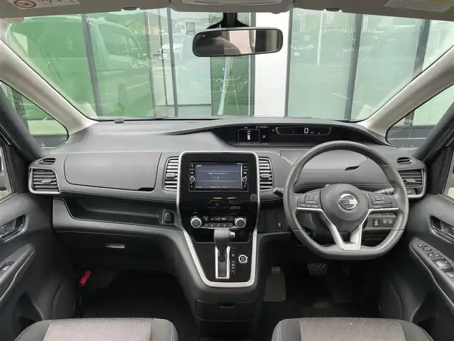 日産 セレナ ハイウェイスター Vセレクション 香川県 2018(平30)年 8.9万km ダイヤモンドブラック 1オーナー車/純正SDナビ【MM317D-W】/(フルセグTV/Bluetooth/DVD)/バックカメラ/純正フリップダウンモニター/両側電動ハンズフリースライドドア/エマージェンシーブレーキ/車線逸脱警報機能/クルーズコントロール/後席パーソナルテーブル/後席USBポート/後席サンシェード/革巻きステアリング/ステアリングスイッチ/オートライト/LEDヘッドライト/LEDフォグライト/ビルトインETC/オートエアコン/後席エアコン/純正16インチアルミホイール/純正フロアマット/サイドバイザー/ウィンカー付電動格納ミラー/ISOFIX/スペアキー/保証書/取扱説明書