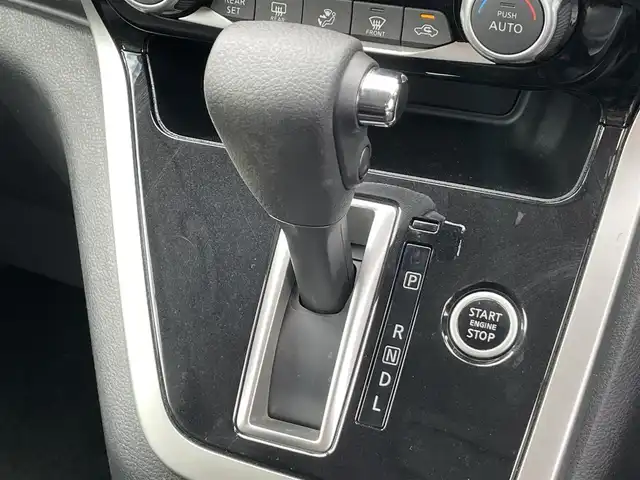 日産 セレナ ハイウェイスター Vセレクション 香川県 2018(平30)年 8.9万km ダイヤモンドブラック 1オーナー車/純正SDナビ【MM317D-W】/(フルセグTV/Bluetooth/DVD)/バックカメラ/純正フリップダウンモニター/両側電動ハンズフリースライドドア/エマージェンシーブレーキ/車線逸脱警報機能/クルーズコントロール/後席パーソナルテーブル/後席USBポート/後席サンシェード/革巻きステアリング/ステアリングスイッチ/オートライト/LEDヘッドライト/LEDフォグライト/ビルトインETC/オートエアコン/後席エアコン/純正16インチアルミホイール/純正フロアマット/サイドバイザー/ウィンカー付電動格納ミラー/ISOFIX/スペアキー/保証書/取扱説明書