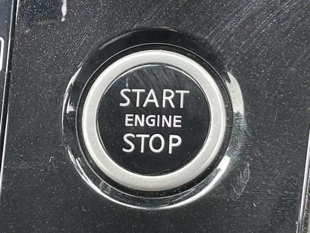 日産 セレナ ハイウェイスター Vセレクション 香川県 2018(平30)年 8.9万km ダイヤモンドブラック 1オーナー車/純正SDナビ【MM317D-W】/(フルセグTV/Bluetooth/DVD)/バックカメラ/純正フリップダウンモニター/両側電動ハンズフリースライドドア/エマージェンシーブレーキ/車線逸脱警報機能/クルーズコントロール/後席パーソナルテーブル/後席USBポート/後席サンシェード/革巻きステアリング/ステアリングスイッチ/オートライト/LEDヘッドライト/LEDフォグライト/ビルトインETC/オートエアコン/後席エアコン/純正16インチアルミホイール/純正フロアマット/サイドバイザー/ウィンカー付電動格納ミラー/ISOFIX/スペアキー/保証書/取扱説明書