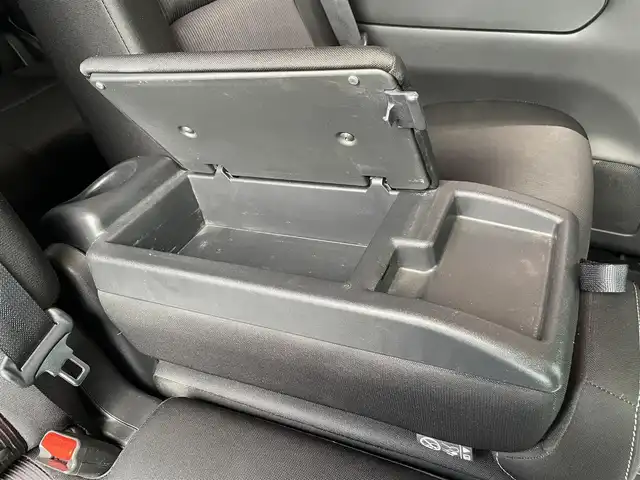 日産 セレナ ハイウェイスター Vセレクション 香川県 2018(平30)年 8.9万km ダイヤモンドブラック 1オーナー車/純正SDナビ【MM317D-W】/(フルセグTV/Bluetooth/DVD)/バックカメラ/純正フリップダウンモニター/両側電動ハンズフリースライドドア/エマージェンシーブレーキ/車線逸脱警報機能/クルーズコントロール/後席パーソナルテーブル/後席USBポート/後席サンシェード/革巻きステアリング/ステアリングスイッチ/オートライト/LEDヘッドライト/LEDフォグライト/ビルトインETC/オートエアコン/後席エアコン/純正16インチアルミホイール/純正フロアマット/サイドバイザー/ウィンカー付電動格納ミラー/ISOFIX/スペアキー/保証書/取扱説明書