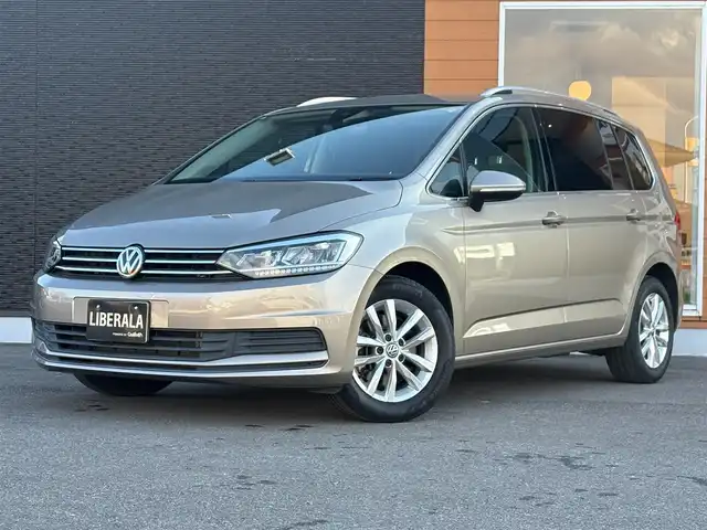 フォルクスワーゲン ゴルフ トゥーラン TSI コンフォートライン 栃木県 2019(令1)年 2.7万km ゴールド /純正ナビ/（BT/AppleCarPlay/Android Auto/AM/FM）/MTモード付AT/横滑り防止/レーダークルーズコントロール/ビルトインETC2.0/電動格納ミラー/純正アルミホイール/純正フロアマット/スペアキー