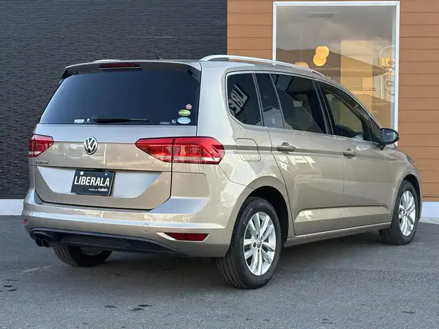 フォルクスワーゲン ゴルフ トゥーラン TSI コンフォートライン 栃木県 2019(令1)年 2.7万km ゴールド /純正ナビ/（BT/AppleCarPlay/Android Auto/AM/FM）/MTモード付AT/横滑り防止/レーダークルーズコントロール/ビルトインETC2.0/電動格納ミラー/純正アルミホイール/純正フロアマット/スペアキー