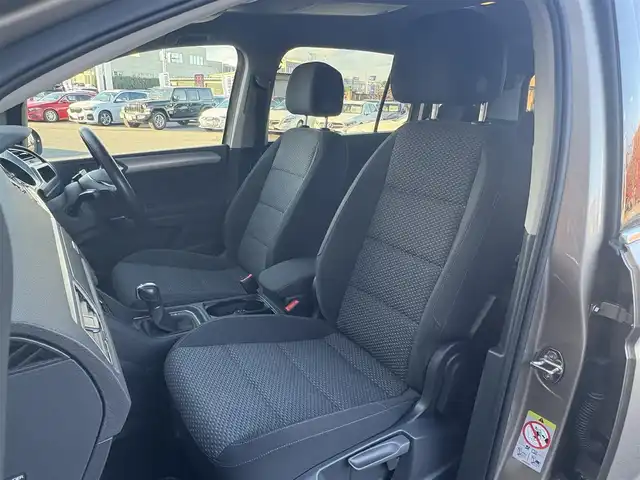 フォルクスワーゲン ゴルフ トゥーラン TSI コンフォートライン 栃木県 2019(令1)年 2.7万km ゴールド /純正ナビ/（BT/AppleCarPlay/Android Auto/AM/FM）/MTモード付AT/横滑り防止/レーダークルーズコントロール/ビルトインETC2.0/電動格納ミラー/純正アルミホイール/純正フロアマット/スペアキー