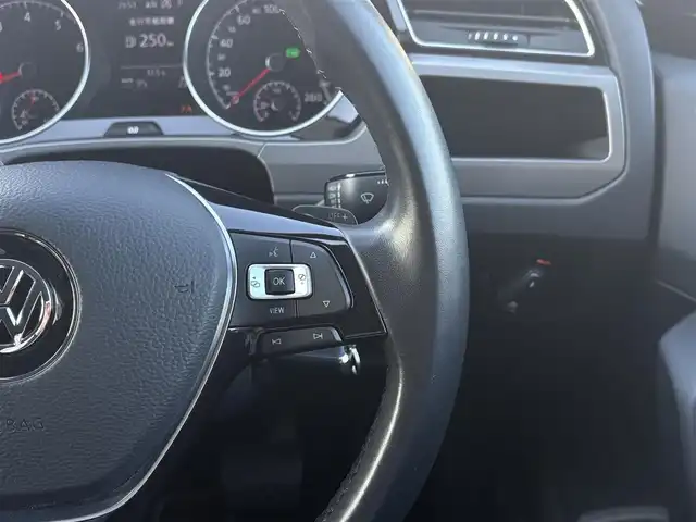 フォルクスワーゲン ゴルフ トゥーラン TSI コンフォートライン 栃木県 2019(令1)年 2.7万km ゴールド /純正ナビ/（BT/AppleCarPlay/Android Auto/AM/FM）/MTモード付AT/横滑り防止/レーダークルーズコントロール/ビルトインETC2.0/電動格納ミラー/純正アルミホイール/純正フロアマット/スペアキー